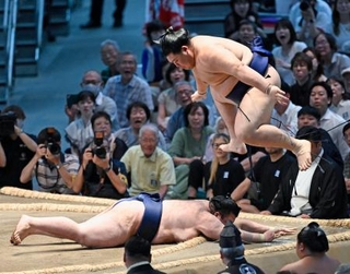 　大の里（上）が押し出しで豪ノ山に敗れる＝ＩＧアリーナ