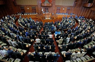 　「副首都」構想関連法案を賛成多数で可決した衆院本会議＝１５日午後