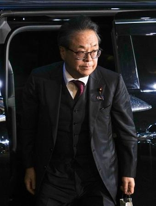 　安倍元首相をしのぶ会合に向かう、世耕弘成衆院議員＝１５日夜、東京都千代田区