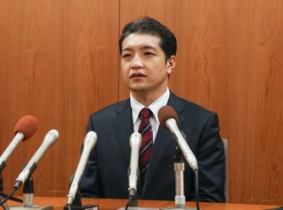 　記者団の取材に応じる愛知県大治町の鈴木康友町長＝１５日午後、大治町役場
