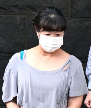 　千葉県警柏署を出る古川美由紀容疑者＝１５日午後６時３０分ごろ