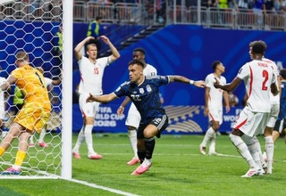 　イングランド-アルゼンチン　試合終了間際、決勝ゴールを決め駆け出すアルゼンチンのＬａ・マルティネス（中央）＝アトランタ（共同）