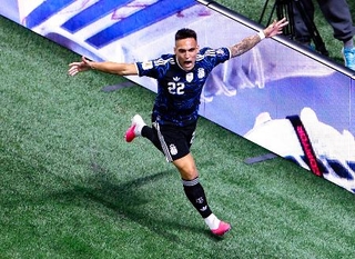 　イングランド-アルゼンチン　試合終了間際、決勝ゴールを決め駆け出すアルゼンチンのＬａ・マルティネス＝アトランタ（共同）