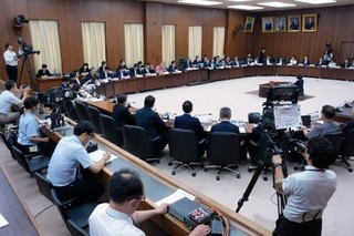　ＮＨＫによるテレビ中継が行われた衆院憲法審査会＝１６日午前