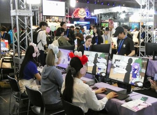 　京都市で開かれた国内最大級のインディーゲームの展示会「ビットサミット」＝５月