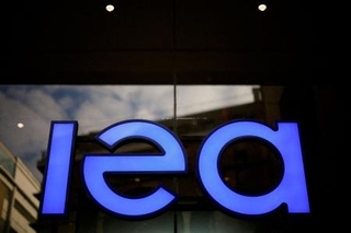 　ＩＥＡのロゴ＝２０２３年１２月、パリ（ロイター＝共同）