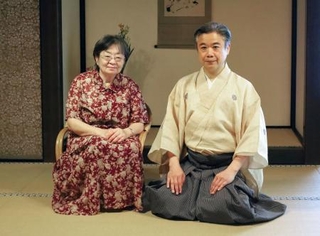 　冷泉家住宅で取材に応じる冷泉貴実子さん（左）と味方玄さん＝１６日午前、京都市上京区