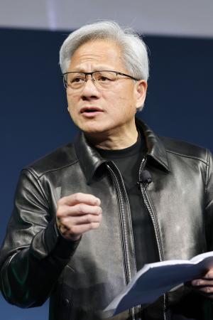　経産省主催のイベントで講演する米半導体大手エヌビディアのジェンスン・フアンＣＥＯ＝１６日午後、東京都内