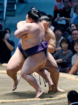 　大の里が押し出しで美ノ海を下す＝ＩＧアリーナ