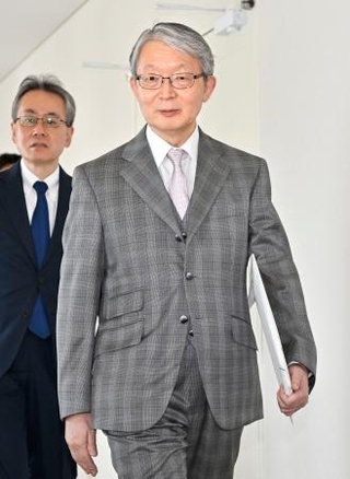 　プロ野球オーナー会議に臨む巨人の山口寿一オーナー＝１６日、東京都内のホテル