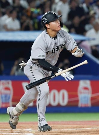 　７回巨人２死一塁、笹原が右越えに２ランを放つ＝神宮