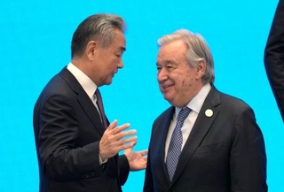 　「世界人工知能大会」の開幕を前に、国連のグテレス事務総長（右）と記念撮影に臨む中国の王毅外相＝１６日、上海（共同）