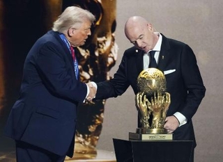 　サッカーＷ杯北中米３カ国大会の組み合わせ抽選会で、トランプ米大統領（左）に「ＦＩＦＡ平和賞」を授与するインファンティノ会長＝２０２５年１２月、米ワシントン（共同）