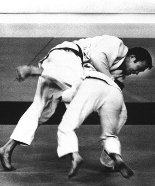 　モントリオール五輪柔道中量級の決勝で攻める園田勇さん（上）＝１９７６年７月（共同）