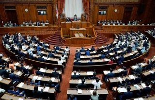 　再審制度を見直す改正刑事訴訟法を可決、成立した参院本会議＝１７日午前