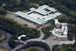 　皇居・宮殿（奥）と宮内庁＝６月、東京都千代田区