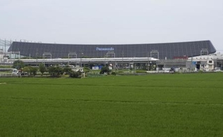 　岐阜県安八町の太陽光発電施設「ソーラーアーク」。手前は東海道新幹線＝２０２２年
