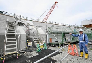 　報道陣に公開された北海道電力泊原発の防潮堤設置工事現場＝１７日午後、北海道泊村
