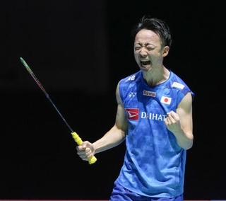　男子シングルスで準決勝進出を決め、雄たけびを上げる田中湧士＝東京体育館