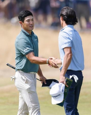 　第２ラウンド、ホールアウトした中島啓太（左）＝ロイヤルバークデールＧＣ（共同）