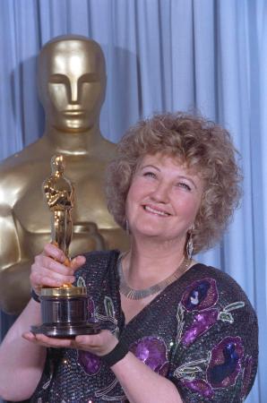 　アカデミー賞助演女優賞のトロフィーを手にするブレンダ・フリッカーさん＝１９９０年、米ロサンゼルス（ロイター＝共同）