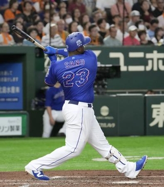 　４回中日２死二塁、サノーが左越えに決勝打となる先制２ランを放つ＝東京ドーム