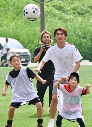 　サッカー教室を実施した小川（奥右）＝１８日、横浜市内