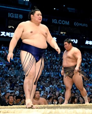 　伯乃富士（奥）を寄り切りで下した大の里＝ＩＧアリーナ