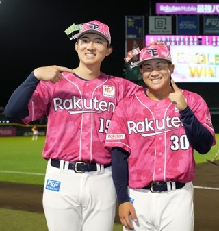 　西武に勝利し、笑顔でポーズをとる楽天・荘司（左）と繁永＝楽天モバイルパーク