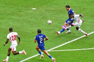 　フランス-イングランド　前半終了間際、チーム４点目のゴールを決めるイングランドのサカ（右手前）＝マイアミ（ＡＰ＝共同）