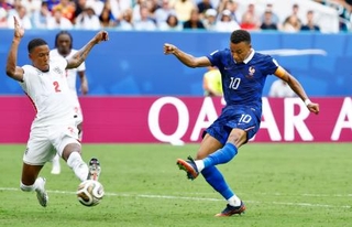 　フランス-イングランド　後半、自身２点目のゴールを決めるフランスのエムバペ（右）＝マイアミ（共同）