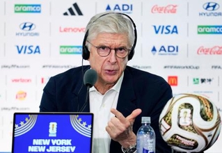 　記者会見で話すＦＩＦＡの技術研究グループを統括するベンゲル氏＝１８日、ニューヨーク（共同）