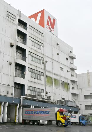 　ニチレイグループの物流センターに停車するトラック＝１７日、千葉県船橋市