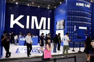 　中国・上海で開かれた世界ＡＩ大会で、新モデル「Ｋｉｍｉ　Ｋ３」を紹介するムーンショットのブース＝１７日（ロイター＝共同）