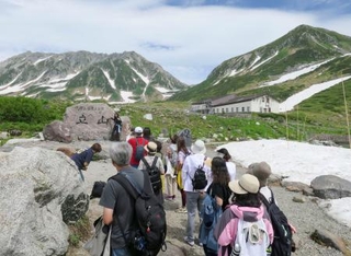 　立山・室堂を訪れた人たち＝１１日、富山県立山町