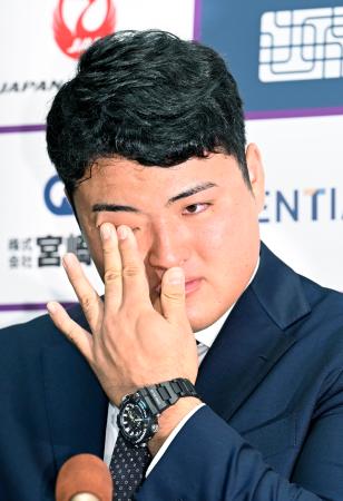 　記者会見で涙を拭う米スタンフォード大の佐々木麟太郎内野手＝１９日午後、岩手県花巻市