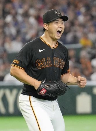 　５回、ピンチを切り抜け雄たけびを上げる巨人・小笠原。国内復帰後初勝利を挙げた＝東京ドーム