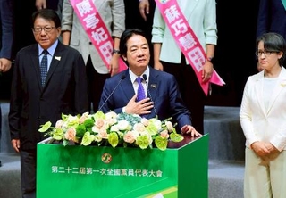　民進党大会で演説する台湾の頼清徳総統＝１９日、台北市（共同）