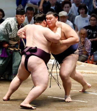 　王鵬（左）を攻める大の里。寄り切りで下す＝ＩＧアリーナ