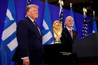米ニューヨークでのレセプションに出席したトランプ大統領（左）とＦＩＦＡのインファンティノ会長＝１７日（ロイター＝共同）