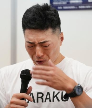 　伏見俊昭さんの訃報を受け、涙ながらに記者会見する新田祐大選手＝１９日夜、高知競輪場