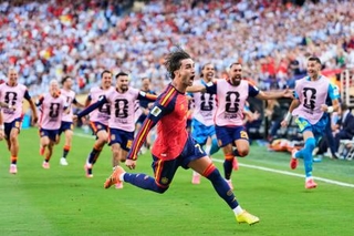 　スペイン-アルゼンチン　延長後半、先制ゴールを決め、喜ぶスペインのトレス（中央）＝ニューヨーク（共同）