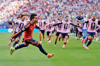 　スペイン-アルゼンチン　延長後半、決勝ゴールを決め、喜ぶスペインのトレス（左手前）＝ニューヨーク（共同）
