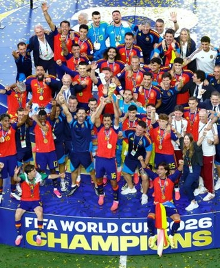 　延長の末、アルゼンチンを破り４大会ぶり２度目の優勝を果たし、喜ぶスペインの選手たち＝ニューヨーク（共同）