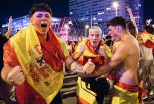 　サッカーＷ杯決勝でスペインのゴールに沸くマドリードの人たち＝１９日（共同）