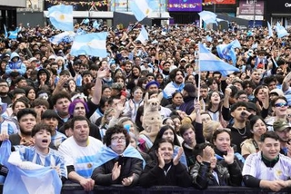 　アルゼンチン中部ロサリオのＰＶ会場で声援を送る大勢のファン＝１９日（共同）