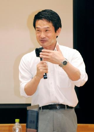 　対話集会に出席した中道改革連合の小川代表＝２０日午後、香川県小豆島町