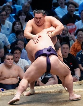 　豊昇龍（奥）が寄り切りで義ノ富士に敗れる＝ＩＧアリーナ