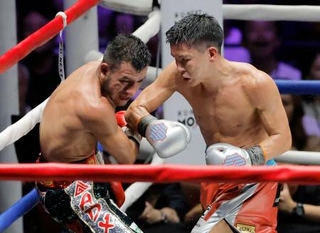 　ＷＢＣライトフライ級世界戦　８回、エリク・バディジョ（左）を攻める岩田翔吉＝両国国技館