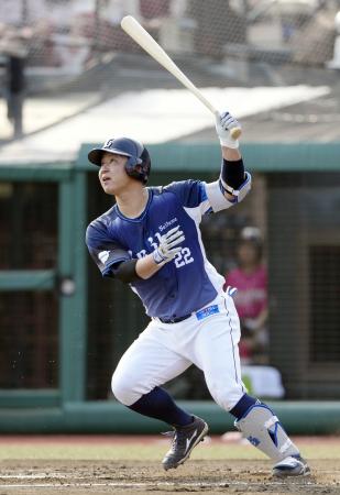 　２回西武２死一、二塁、古賀悠が左越えに先制の３ランを放つ＝楽天モバイルパーク